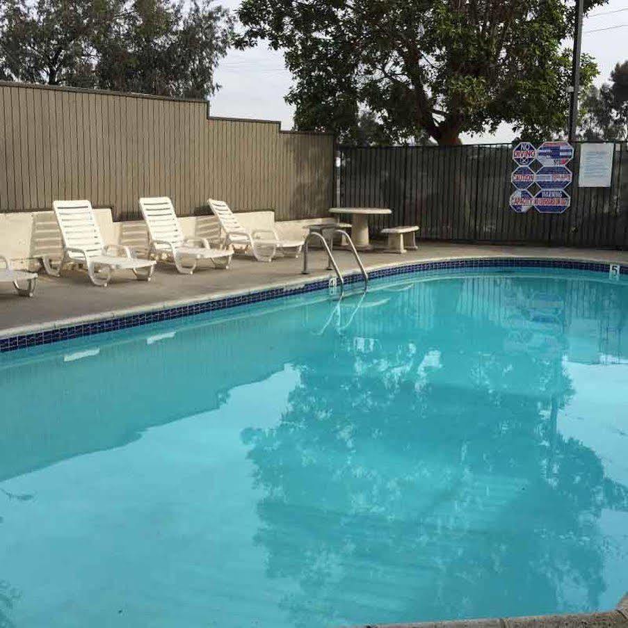 Super 8 By Wyndham National City Chula Vista Dış mekan fotoğraf